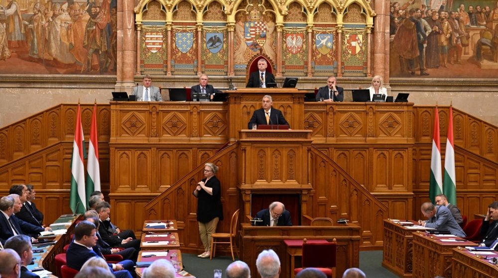 Parlament Mađarske produžio vanredno stanje za još šest meseci 1
