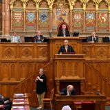 Parlament Mađarske produžio vanredno stanje za još šest meseci 1