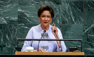 Parlament  Venecuele proglasio je večeras premijerku Trinidada i Tobaga Kamlu Persad-Bisesar personom non grata zbog njene podrške predsedniku SAD Donaldu Trampu (Trump) i zbog dolaska američkog ratnog broda u njenu zemlju.