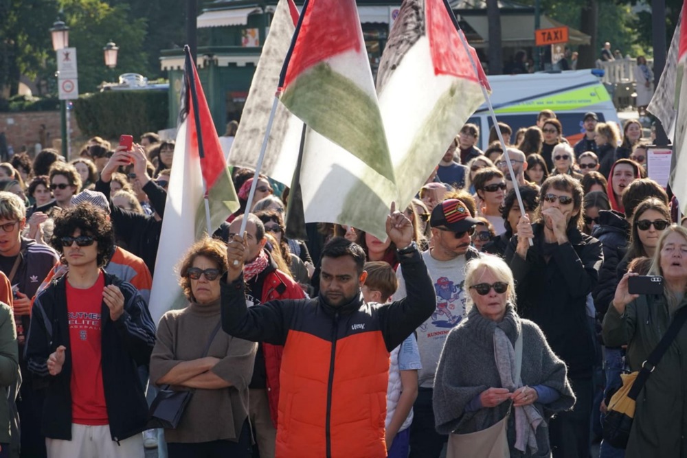 Izrael zaplenio i poslednji brod iz flotile za Gazu, počele deportacije aktivista: Opšti štrajk u Italiji, protesti podrške širom sveta (VIDEO) 2 Izrael zaplenio i poslednji brod iz flotile za Gazu, počele deportacije aktivista: Opšti štrajk u Italiji, protesti podrške širom sveta (VIDEO) 2
