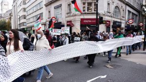 Protivnici izraelskog rata u Gazi održali su danas proteste u više gradova povodom druge godišnjice napada Hamasa koji su pokrenuli rat, uprkos osudama političara koji navode da takvi marševi rizikuju veličanje nasilja.