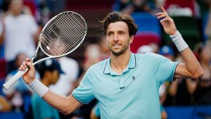 Francuski teniser Artur Rinderkneš plasirao se u polufinale mastersa u Šangaju, pošto je pobedio 13. igrača sveta Kanađanina Feliksa Ožea-Alijasima posle dva seta, 6:3, 6:4.