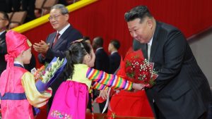 Lider Severne Koreje Kim Džong Un vojnom paradom proslavlja 80. godišnjicu "Radničke partije Koreje“. Njegove strategije preživljavanja su se isplatile.