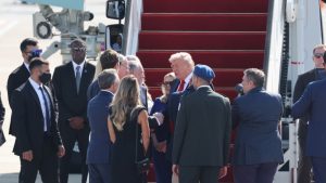 Donald Tramp i egipatski predsednik Abdel Fatah al-Sisi zajedno će predsedavati samitu više od 20 svetskih lidera u Šarm el-Šeiku kasno danas, nakon što američki predsednik prethodno poseti Izrael, obrati se u Knesetu i sastane sa porodicama talaca, prenosi Gardijan.