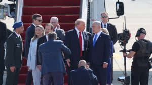 Predsednik Sjedinjenih Američkih Država Donald Tramp dobio je danas dvoipominutne stojeće ovacije u Knesetu uoči obraćanja poslanicima izraelskog parlamenta.