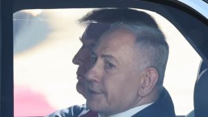 Američki predsednik Donald Tramp pisao je svom izraelskom kolegi Isaku Hercogu i zatražio od njega da pomiluje premijera Benjamina Netanjahua kojeg sud u Izraelu goni zbog korupcije, saopštilo je danas izraelsko predsedništvo.