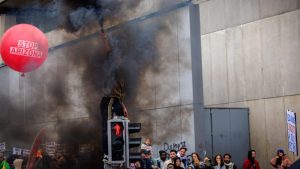 Nacionalni štrajk zbog vladinog plana štednje prizemljio je danas letove i poremetio javni prevoz u Belgiji. Desetine hiljada ljudi protestovalo je u Briselu.