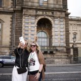 Najnovija turistička atrakcija Pariza: Polomljeni prozor Luvra kroz koji su lopovi upali 2