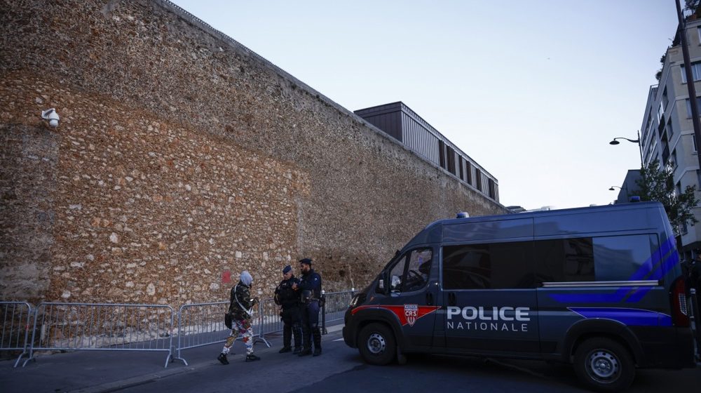 Nikola Sarkozi stigao u zatvor, počinje izdržavanje petogodišnje zatvorske kazne: Evo šta je sa sobom poneo u ćeliju (VIDEO) 1