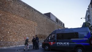 Bivši francuski predsednik Nikola Sarkozi stigao je u zatvor La Sant u Parizu kako bi započeo izdržavanje petogodišnje zatvorske kazne, preneo je France 24.