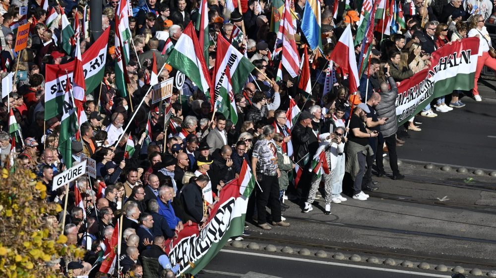 Orbanovi "ne žele da umru za Ukrajinu": U Budimpešti veliki protesti pristalica dve rivalske strane 1