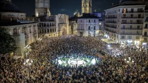 Više od 50.000 demonstranata okupilo se danas u centru Valensije kako bi odali počast žrtvama prošlogodišnjih poplava i protestovali protiv regionalnih vlasti.