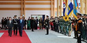 Američki predsednik Donald Tramp doputovao je danas u Južnu Koreju, gde će, kako je najavljeno, sutra razgovarati sa šefom kineske države Sijem Đinpingom.