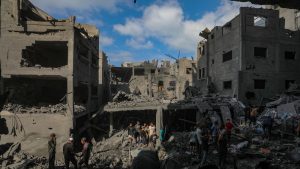 Najmanje tri osobe su danas poginule u izraelskom vazdušnom napadu na jugu Pojasa Gaze, saopštila je Civilna zaštita palestinske teritorije.