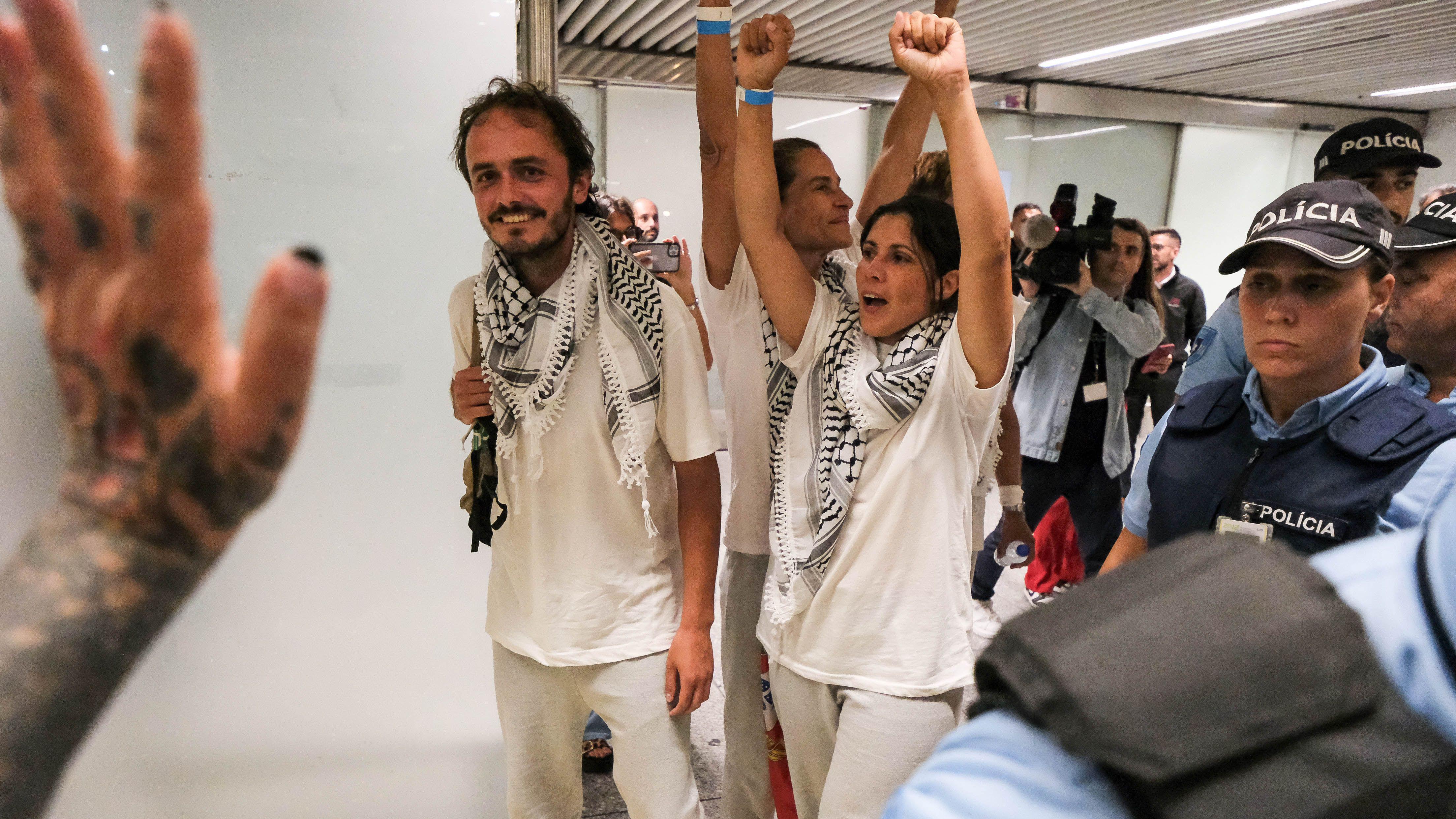 Presretnuta propalestinska flotila ka Gazi, Izrael deportuje stotine 1 Doček deportovanim propalestinskim aktivistima na aerodromu u Lisabonu, glavnom gradu Portugala, flotila, sumud flotila