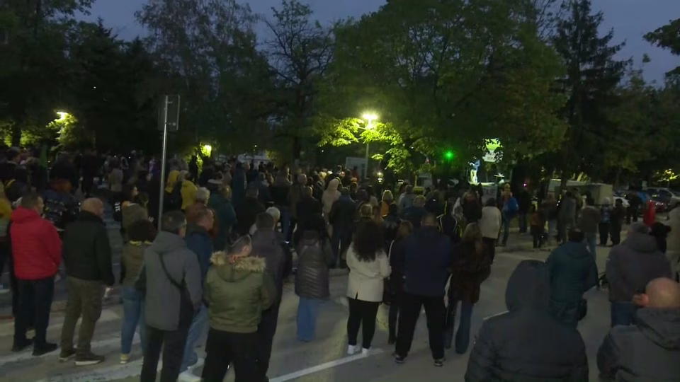 Kordon policije nije dozvolio građanima da priđu zgradi „Ziđina“ u Boru 1