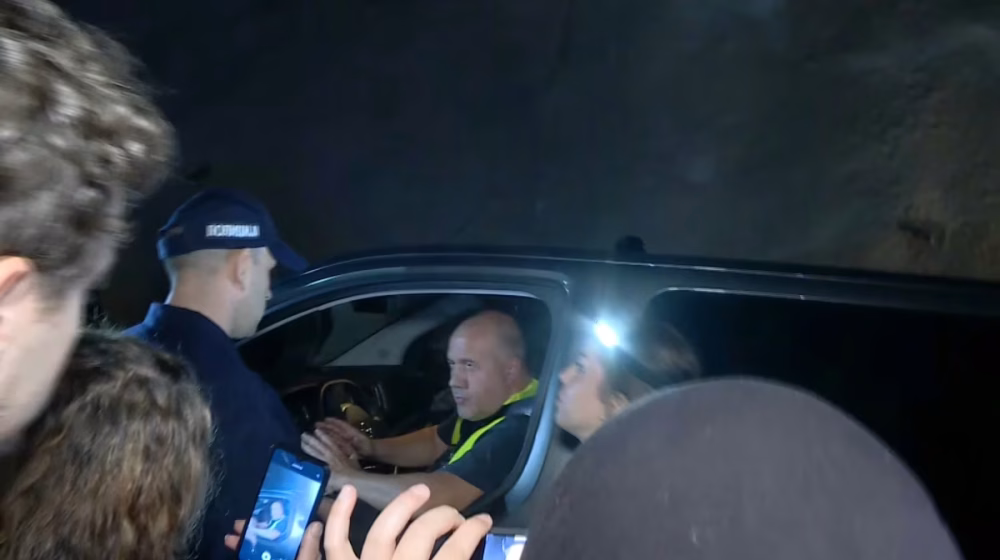 Policija kod Kosjerića zaustavila kolonu studenata koji pešače do Novog Sada, pretresali kombi koji ih prati (VIDEO) 1