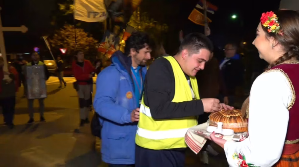 Studenti iz Čačka stigli u Kosjerić: Doček uz baklje, vatromet i tradicionalnu pogaču 1