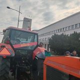 Subotički poljoprivrednici u nedelju na kružnom toku ka Žedniku pružaju podršku stočarima 1