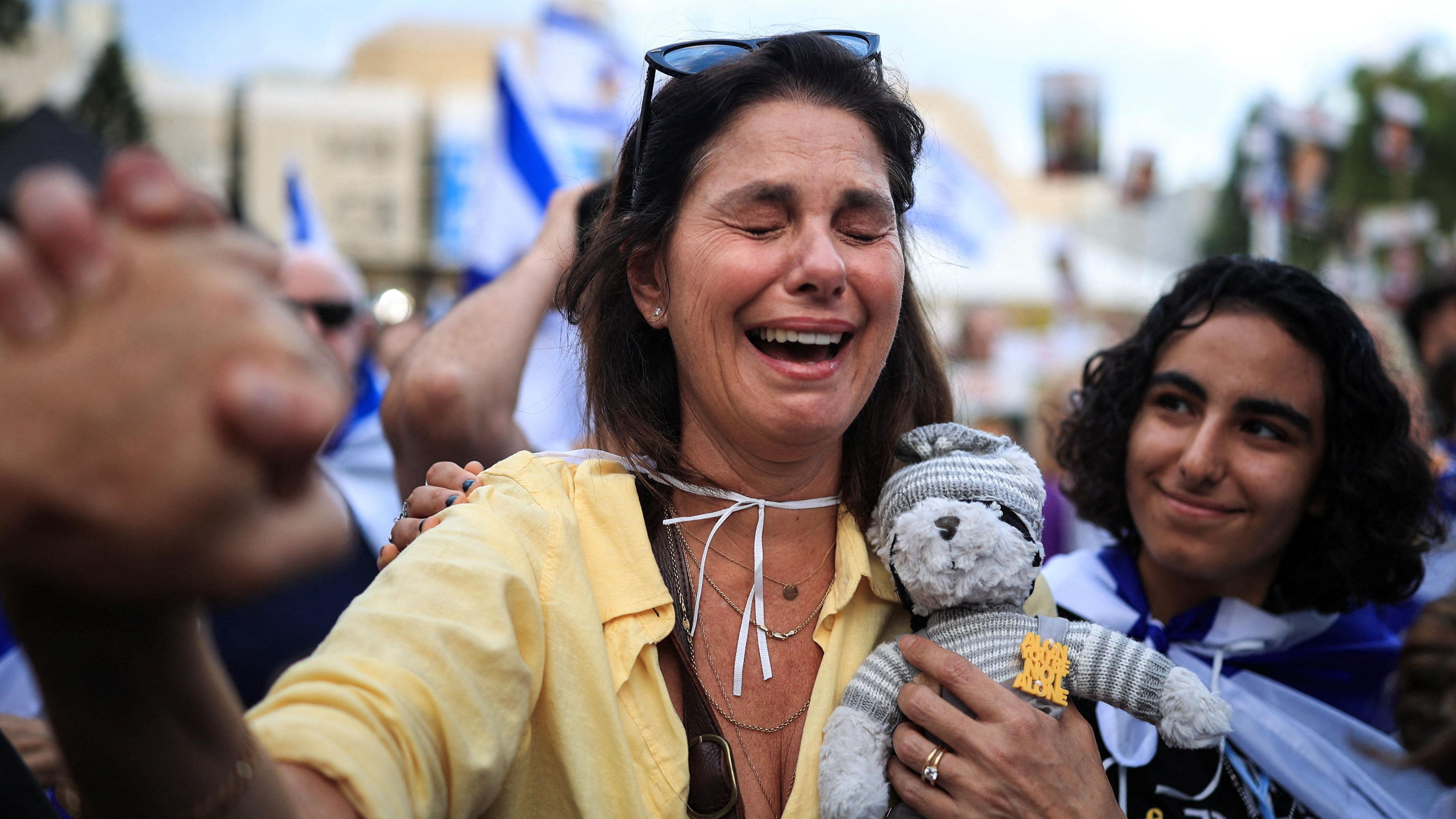 Hamas oslobodio 20 živih talaca u Gazi, Tramp prvo u Izraelu, potom u Egiptu 2 žena plače dok se ljudi okupljaju na „Trgu talaca“