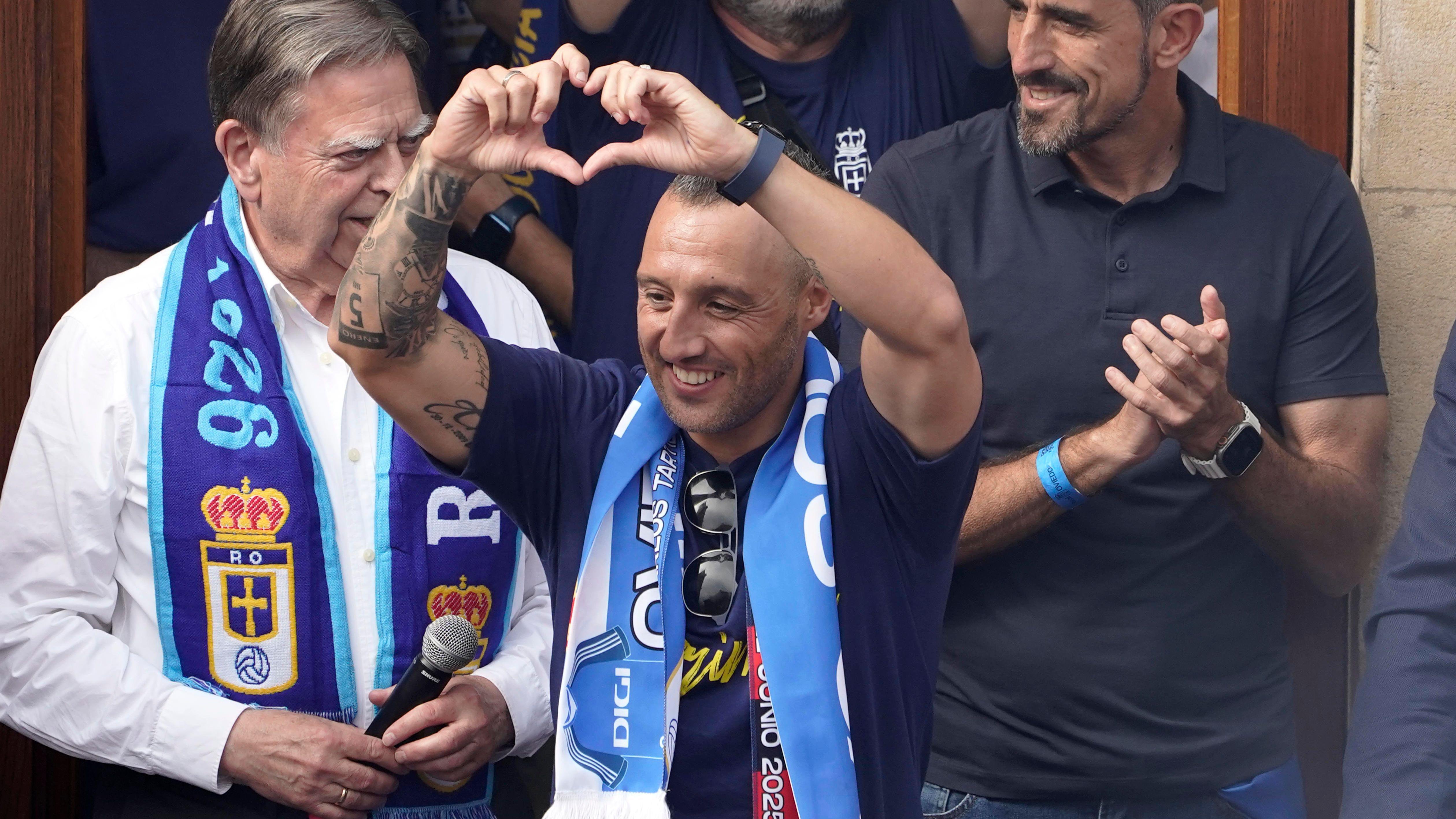 Veljko Paunović proslavlja ulazak u La Ligu sa klupskom legendom Santijem Kasorlom