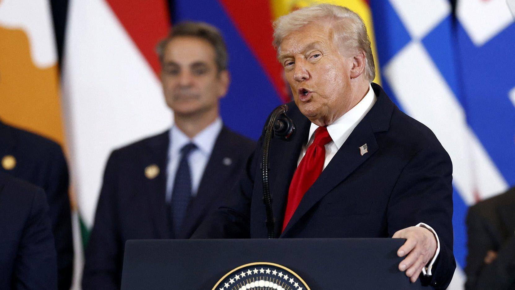 Osmesi, blicevi, zlatna ogrlica i Tramp u centru pažnje: Sviće li 'istorijska zora" na Bliskom istoku 2 Tramp za govornicom