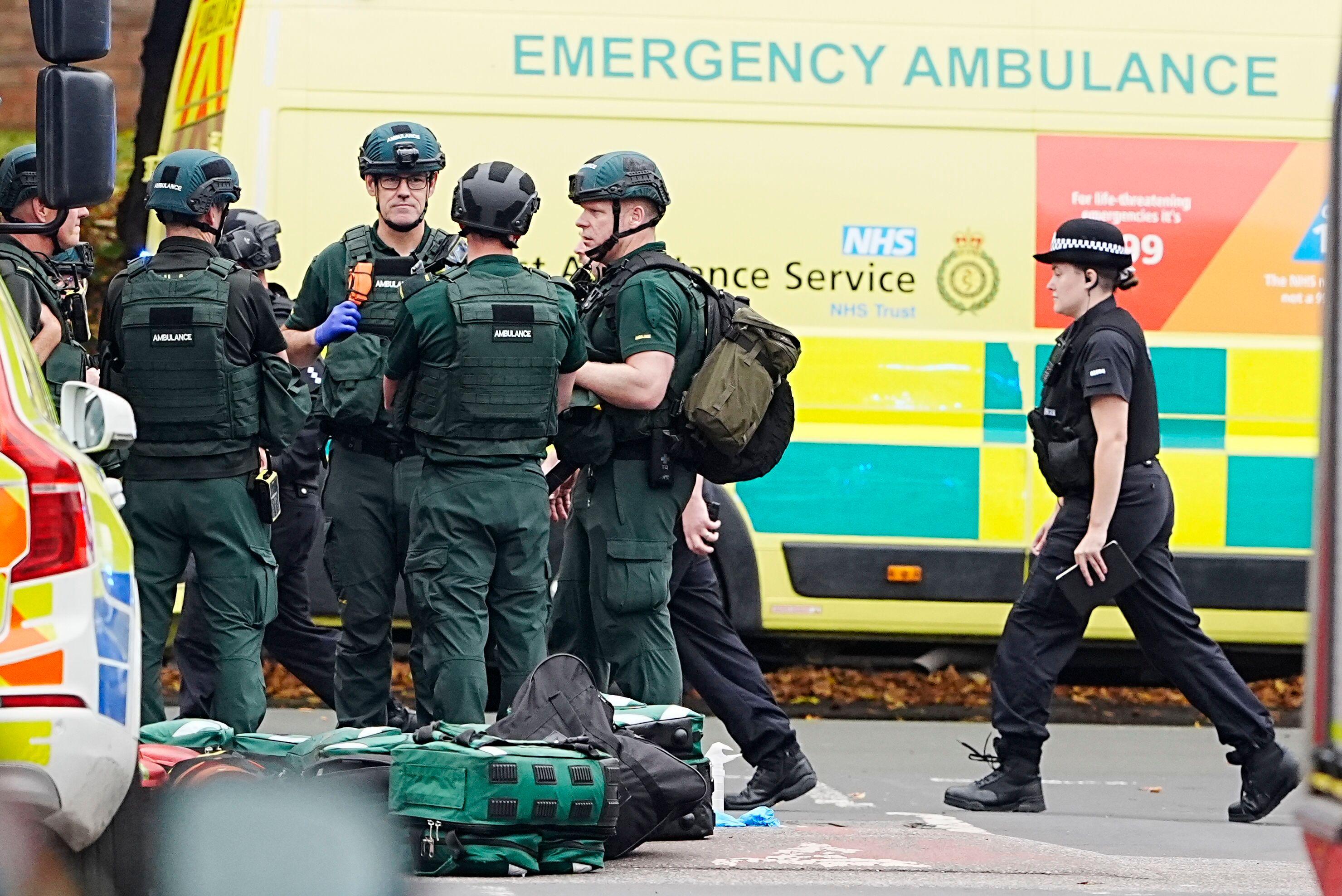 Policijske snage na licu mesta, napad kod sinagoge u mančesteru, napad u mančesteru, policajci na mestu napada kod sinagoge u mančesteru