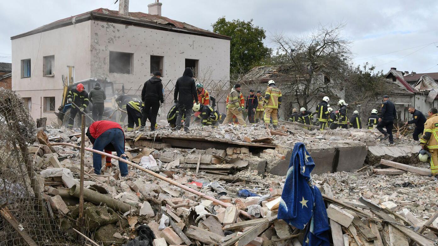 Spasilačke ekipe raščišćavaju ruševine posle napada 