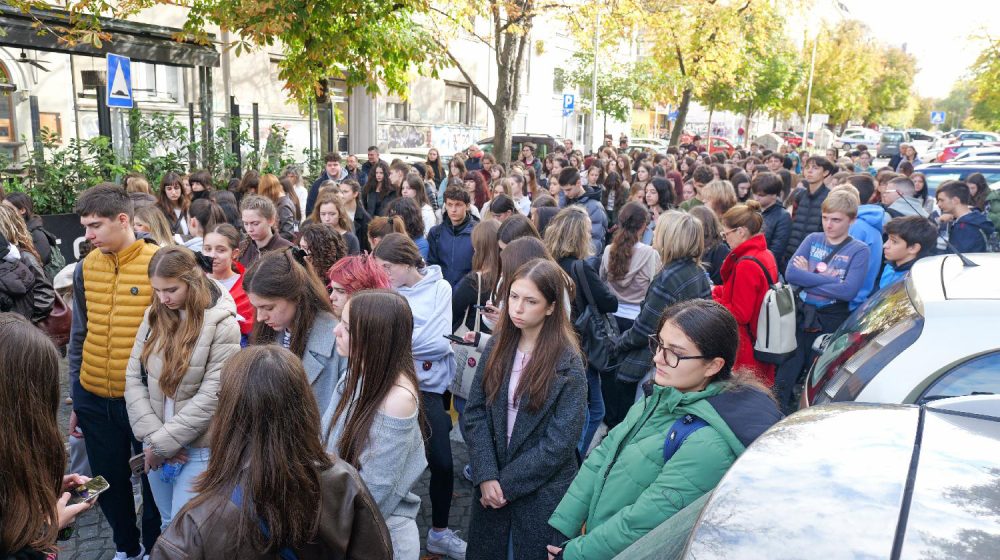 Učenici Filološke gimnazije danas ispred Pete u znak podrške vršnjacima 1