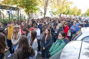 Učenici Filološke gimnazije pridružili su se danas svojim drugarima ispred Pete beogradske gimnazije, a u znaku podrške izglasali su jednodnevni bojkot nastave.