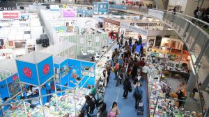 Pre tačno dvadeset godina, kako je tada preneo Danas, jubilarni 50. Beogradski sajam knjiga slavljen je kao dokaz trajne snage domaće književnosti i čitalačke strasti. Dvadeset godina kasnije, Sajam je i dalje tu — uz nove izazove vremena i promene na izdavačkoj sceni.