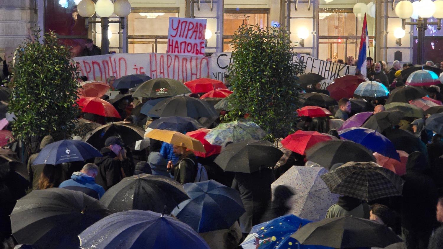 Održan protest kod Narodnog pozorišta: Glumci traže smene ministra kulture, upravnog odbora i uprave nacionalnog teatra (FOTO, VIDEO) 1