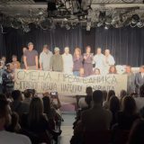 Stajaće ovacije glumcima iz zatvorenog Narodnog pozorišta u Ateljeu 212 (VIDEO) 5