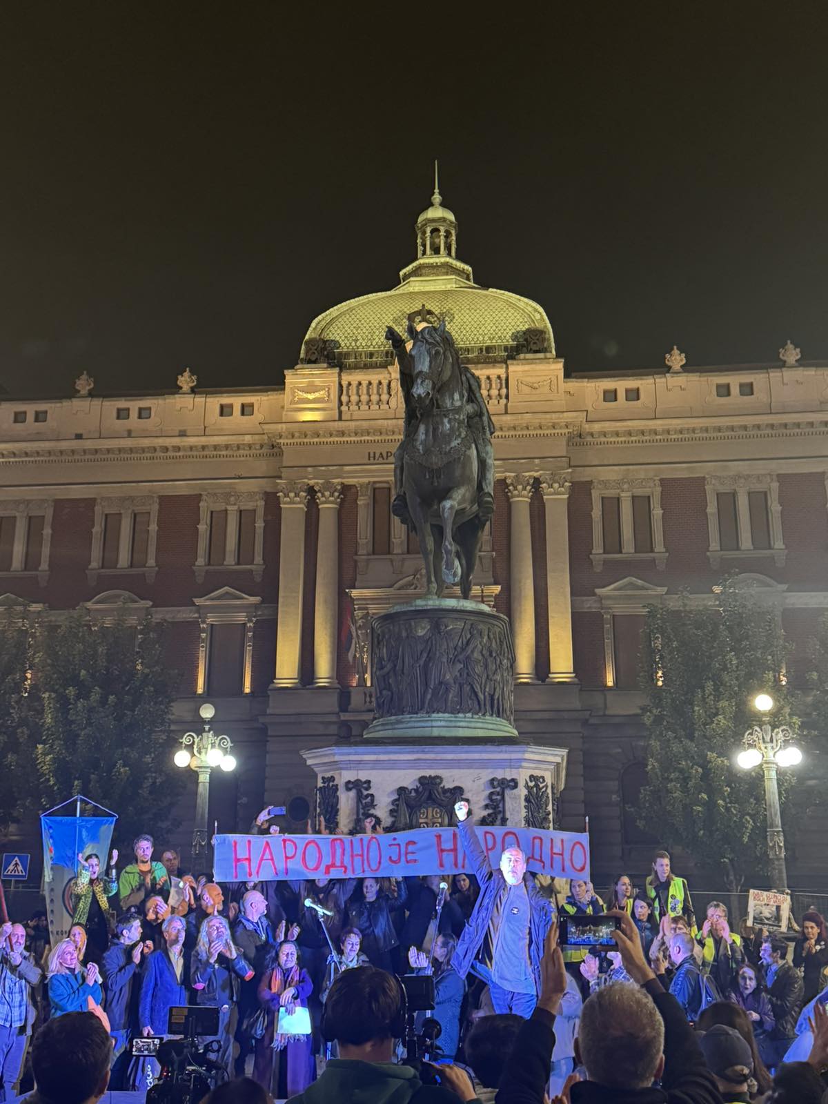 "Narodno pozorište je narodno": Sa skupa podrške na Trgu republike poručeno da "pozorište nije kasarna, niti je uprava Generalštaba" (FOTO; VIDEO) 3