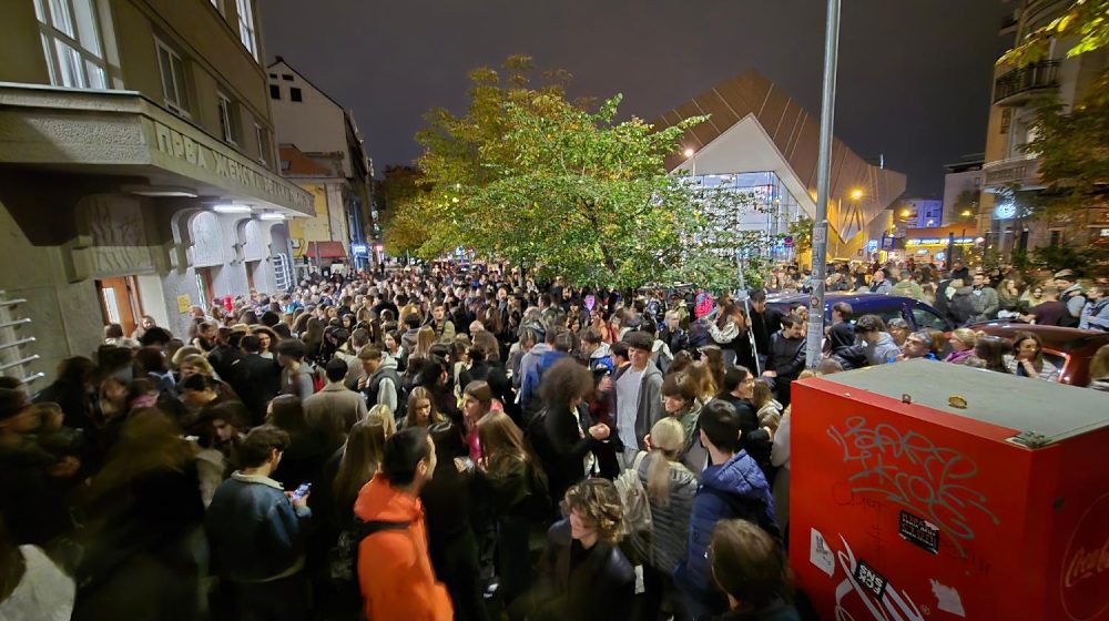 protest ispred Pete beogradske gimnazije