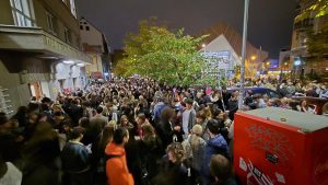 Plenum učenika Pete beogradske gimnazije izglasao fizičku blokadu škole do ispunjenja njihovih zahteva. Oni traže smenu direktorke, vraćanje otpuštenih nastavnika, formiranje Školskog odbora i izbor novog direktora iz kolektiva gimnazije.