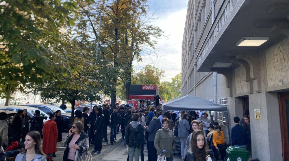 Zbor roditelja: Huligani išarali zgradu Pete gimnazije 1