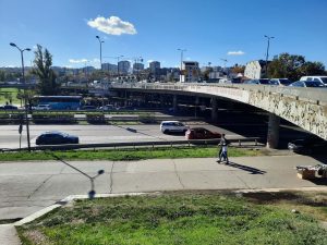 Oštećenja na stubovima nadvožnjaka na Autokomandi, čeka se stručna procena bezbednosti 1