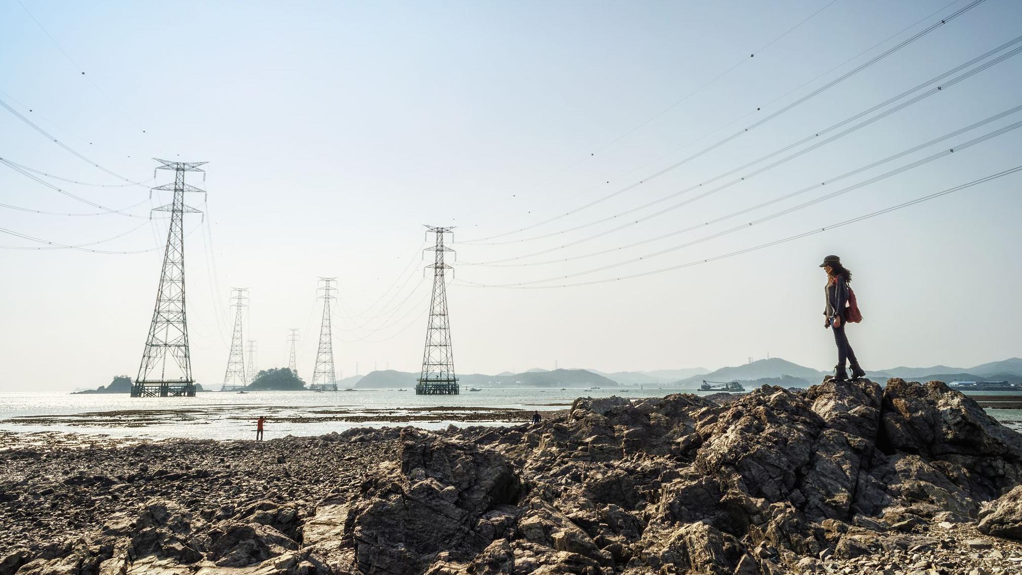 Energija okeana: Da li talasi zaista mogu da napajaju domove 2 žena stoji pokraj mora
