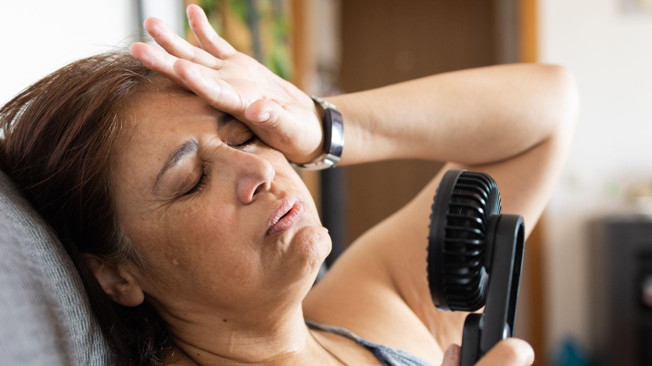 Šta da uradite ako se previše znojite 1 Žena sa ventilatorom