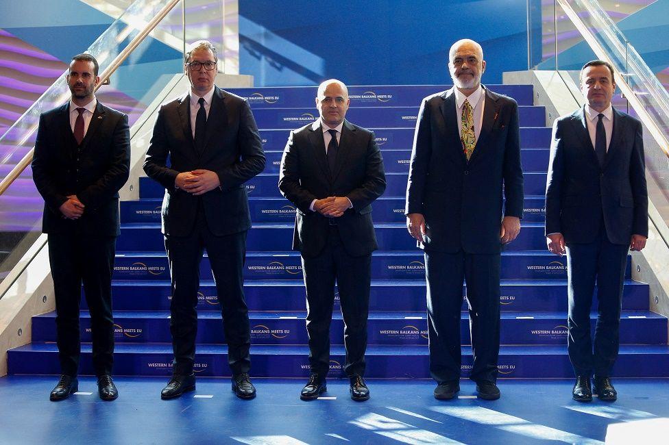 Kako je Crna Gora postala balkanski lider u približavanju Evropskoj uniji 5 Premijer Crne Gore Milojko Spajić, predsednik Srbije Aleksandar Vučić, premijer Severne Makedonije Dimitar Kovačevski, premijer Albanije Edi Rama i premijer Kosova Albin Kurti poziraju za fotografije tokom sastanka lidera Zapadnog Balkana u Skoplju, Severna Makedonija, 22. januara 2024. godine