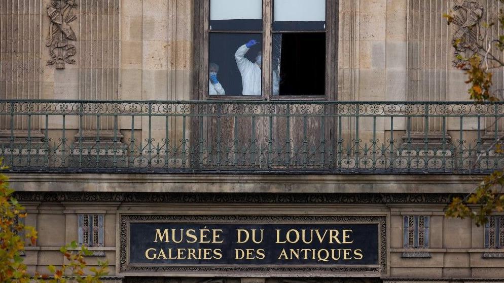 Pljačka u Luvru: Za sedam minuta ukrali nakit 'neprocenjive' vrednosti 2 Pripadnici forenzičkog tima pregledaju prozor kroz koji su lopovi upali u muzej Luvr i opljačkali ga