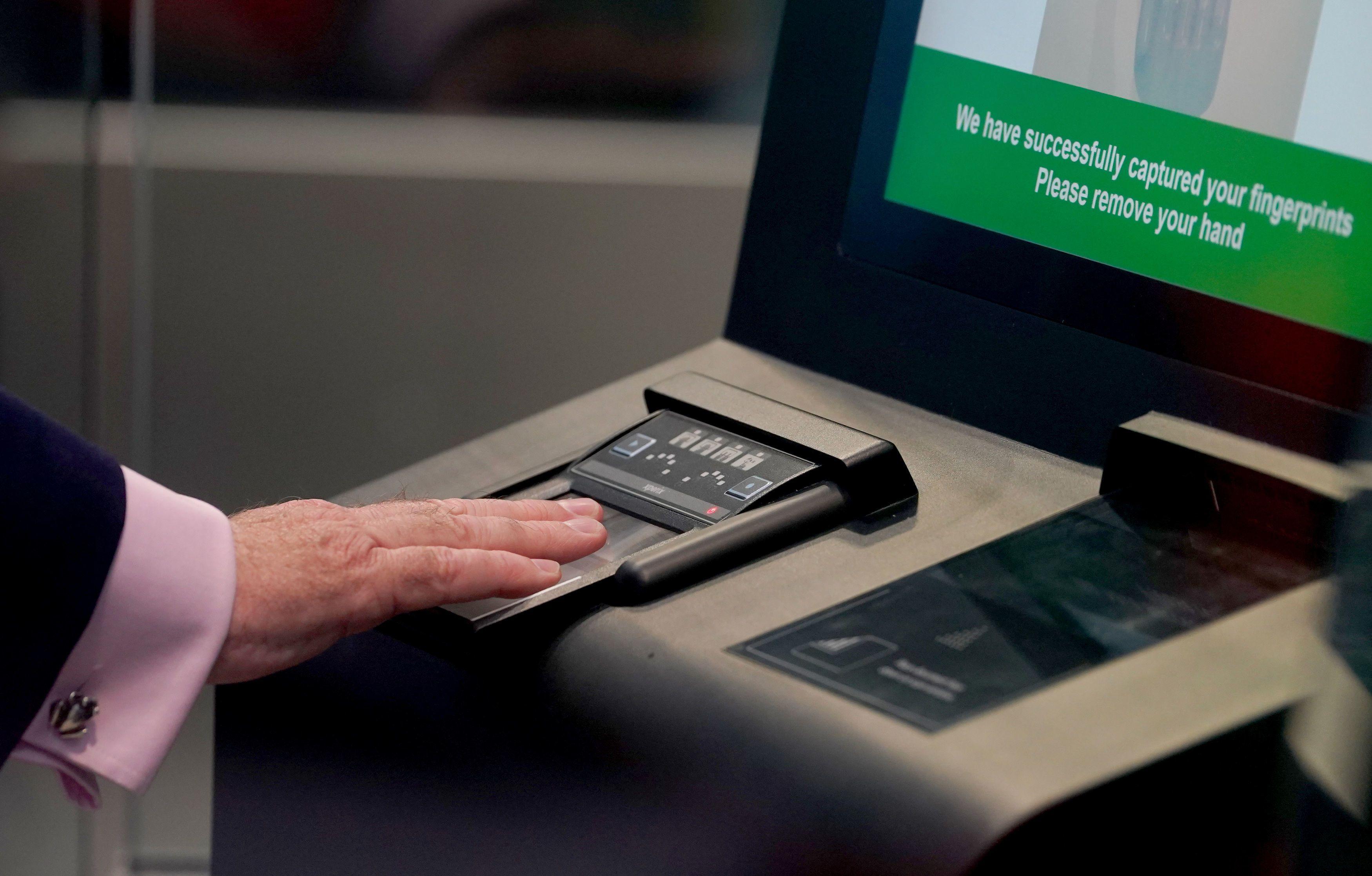 Nova pravila za ulazak u EU: Kako da se prijavim 2 otisci pristiju, skeniranje otisaka prstiju, ekran za uzimanje otisaka prstiju, nova pravila za ulazak u EU, ekran za ostavljanje otisaka prstiju