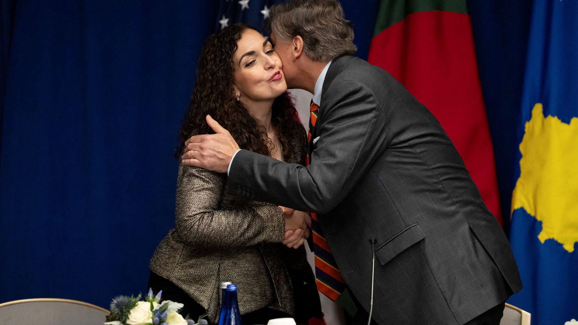 Lokalni izbori na Kosovu: Ključne stvari koje treba da znate 3 Predsednica Kosova Vjosa Osmani se pozdravlja sa zamenikom američkog sekretara Kristoferom Landuoom