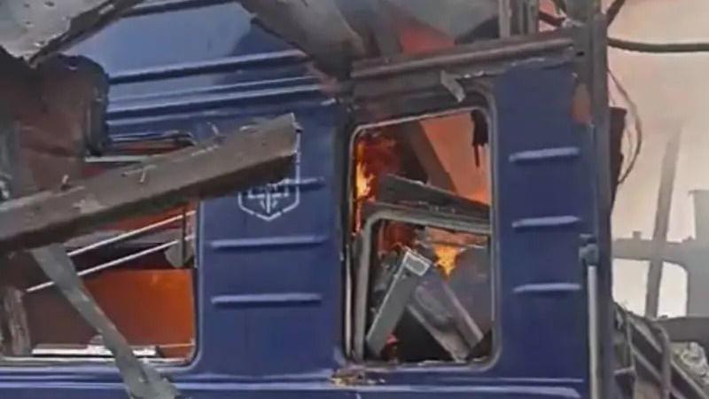 Više desetina povređenih u ruskom napadu na železničku stanicu, kaže Zelenski 1 Delovi plavog vagona u plamenu