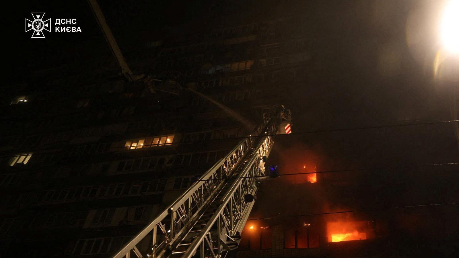 Ruski napadi ostavili veći deo Kijeva bez struje 2 Vatrogasna dizalica gasi požar u Kijevu, glavnom gradu Ukrajine