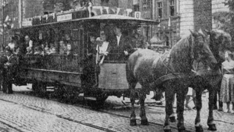 Kako je Beograd prešao put od 'konjskog' do modernih tramvaja 2 Crno bela fotografija tramvaja na konsku vuču na ulicama Beograda