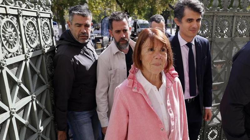 Muškarac koji se žalio na presudu za silovanje Žizel Peiko dobio dužu kaznu 1 Žizel Peliko, u roze jakni i beloj košulji ispod, ulazi u sud dok su iza nje muškarci