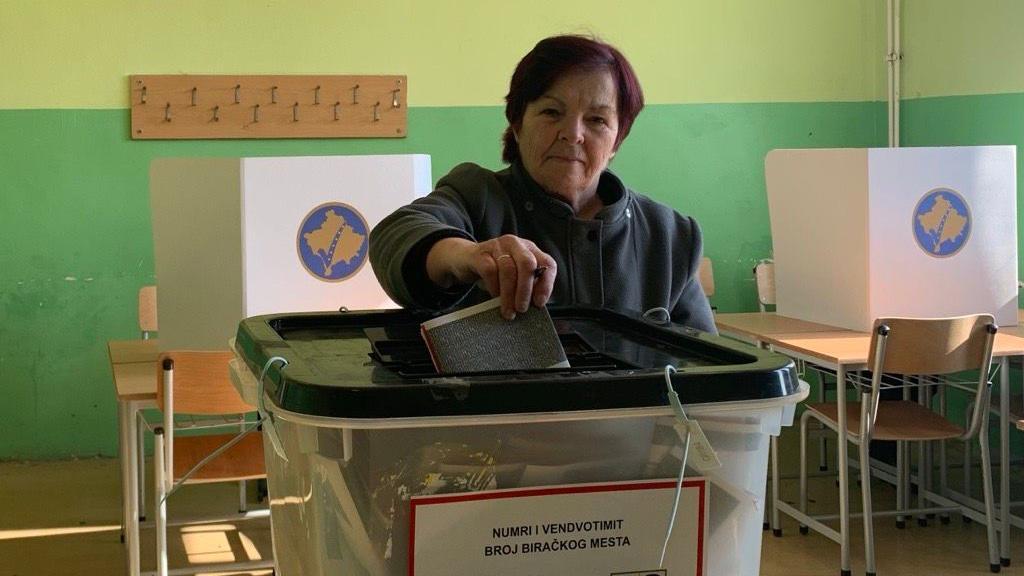 Lokalni izbori na Kosovu: Ključne stvari koje treba da znate 2 Žena ubacije glasački listić u plastičnu kutiju