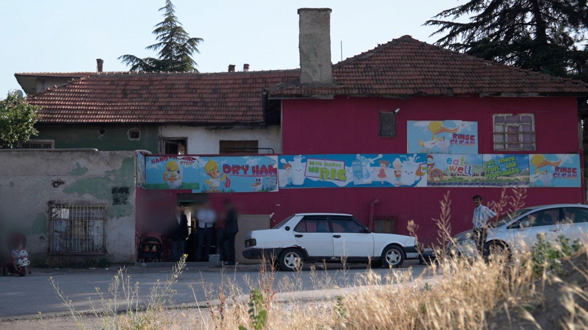 Od anđela do čudovišta: Turski humanitarac nudio pomoć u zamenu za seks 2 Zgrada i beli auto